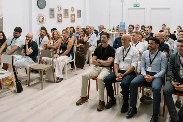 Una sala llena durante el encuentro